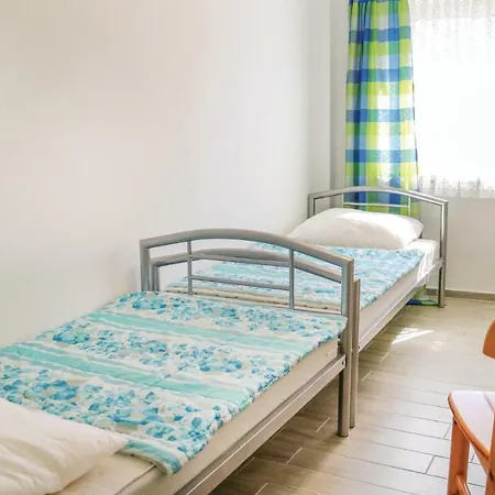 2 Bedroom Awesome In Prázdninový dům Zingst